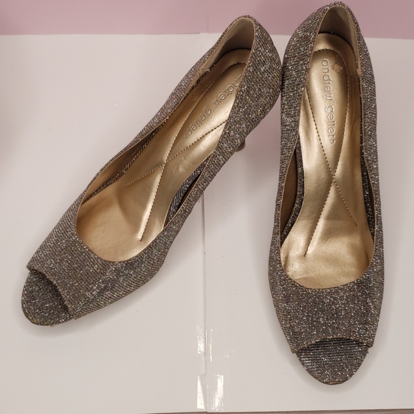 Gold high heels - Picture 3 of 3